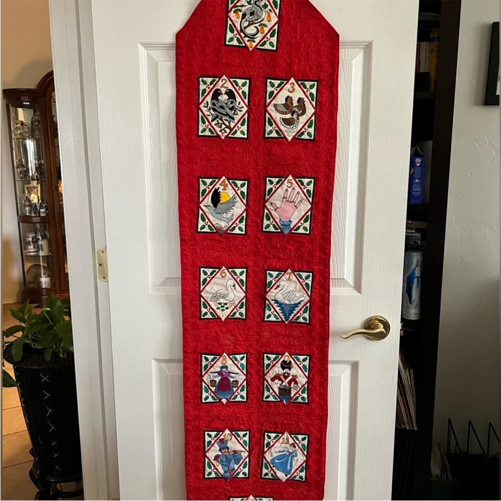 Vintage Hand Crafted 12 Days of Christmas Table Runner Tapestry 🎄